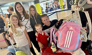 Isabell Dettmer und André Labocha sind mit den Kindern Moritz, Lara und Mila aus Niedersachsen zum Paderborner Flughafen gekommen. - Jens Reddeker