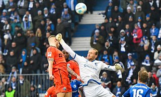 Felix Platte von Paderborn (l) wird von Dominik Reimann, Torwart von Magdeburg gefoult. Den fälligen Elfmeter nutzt der SCP zum 1:1. - Christophe Gateau/dpa