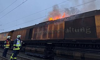 Am Mittwoch führte ein Feuer an einem Schleifzug zu einem Einsatz der Feuerwehr. Der Schienenverkehr wurde dadurch stark beeinträchtigt. - Feuerwehr Porta