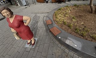 Der rechteckige weiße Fleck auf der Sitzkante des Beetes zeigt, wo die "Martinus"-Figur gesessen hat. Jetzt wird sie repariert. - Jens Reddeker