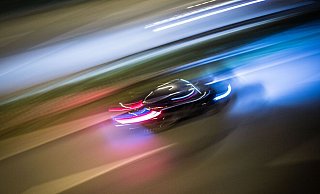 Im Rausch der Geschwindigkeit: Mit 130, statt erlaubten 50 Kilometern pro Stunde, rast ein Autofahrer 2024 durch Herford - und wird erwischt. - Frank Rumpenhorst/dpa