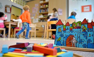 Spielzeug liegt in einer Kindertagesstätte auf dem Boden. Die Opposition verlangt im Landtag Aufklärung über das „Kita-Geheimpapier“ und warnt vor Qualitätsabbau. - Monika Skolimowska/dpa