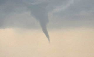 Ein Windrüssel ist über Altenbeken im Kreis Paderborn zu sehen. Ob das ein Tornado war, will der Deutsche Wetterdienst in den nächsten Tagen ermitteln. - Sebastian Hansen/Blaulichtrheinlandnrw/dpa