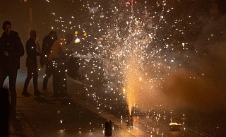 Bei Augenverletzungen durch Feuerwerk ist sofortige Hilfe nötig. Im Klinikum Bielefeld landeten sieben Verletzte in der Augenklinik. - Symbolfoto: Christoph Reichwein / dpa