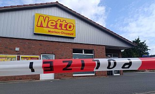 Nach dem Überfall sperrte die Polizei das Netto-Gelände ab. - Sven Hauhart
