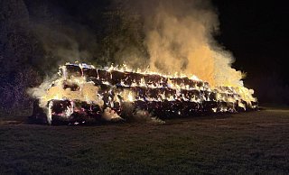 Rund 200 auf einem Acker gelagerte Strohballen brannten in der Nacht zu Dienstag nieder. - Feuerwehr Bad Oeynhausen