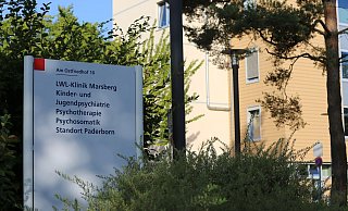 Ein Schild weist auf die kinder- und jugendpsychiatrische Klinik hin. Dort soll eine 13-jährige Patientin eine Betreuerin mit einem Messer angegriffen haben. - Christian Müller/dpa