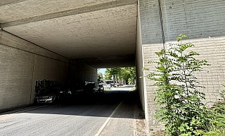 Im Umfeld der Unterführung der A33 kam es zur gewalttätigen Auseinandersetzung nach dem Sennebeach-Festival. - Jens Reddeker
