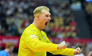 Deutschlands Torhüter David Späth jubelt nach einem gehaltenen Wurf. Er wurde nach der Partie zum "Man of the Match" gewählt. - Soeren Stache/dpa