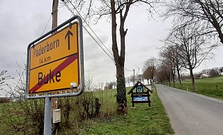 Kurz hinter dem Ortsschild Richtung B64 soll die neue Feuerwache in Buke errichtet werden. Der Rat Altenbeken hat beschlossen, dieses Projekt an ein Generalunternehmen zu vergeben. - Uwe Müller