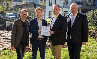 Oliver Thöne (Lebenshilfe Höxter; v. l.), Jerome Major (Lebenshilfe Brakel), Marco Schmitz (CDU-Landtagsabgeordneter, Sozialstiftung-NRW) und Daniel Hartmann (Bürgermeister Stadt Höxter). - Lebenshilfe