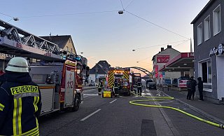 Die Feuerwehr rückte mit 64 Einsatzkräften an, um den Brand in dem Bielefelder Restaurant Antep Sofrasi zu löschen. - Paul Brinkmann