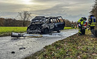 Das Auto brannte an der A2 bei Bielefeld komplett aus. - Paul Brinkmann