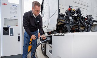 Henrik Stedt von Scania steht an einer Ladesäule des Typs Megawatt Charging System (MCS). Am Rasthof Lipperland Süd an der Autobahn A2 wird ein Megawatt-Ladepark für E-Lastkraftwagen eröffnet. Das Projekt wurde vom Fraunhofer Institut vorangetrieben und ermöglicht Lkw-Fahrern ihre Fahrzeuge mit 1,2 Megawatt Leistung während der normalen gesetzlichen Ruhezeiten zu laden. Der Ladevorgang dauert nur 30 bis 45 Minuten. Nach Angaben der Projektleitung ist es der erste öffentliche Mega-Ladepark für E-Lkw in Deutschland. Foto: Friso Gentsch/dpa +++ dpa-Bildfunk +++ - Friso Gentsch/dpa