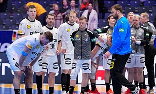 Oslo: Das deutsche Handball-Team steht nach dem verlorenen WM-Viertelfinale gegen Portugal enttäuscht in der Halle. - Soeren Stache/dpa