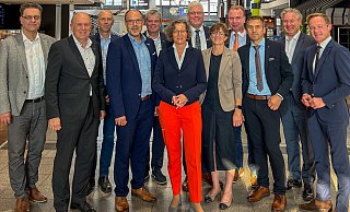 Über die Finanzsituation der Kommunen haben sich Markus Tempelmann (Kämmerer Stadt Paderborn), Landrat Christoph Rüther, Kreisdezernent Ingo Tiemann, Christian Carl (Bürgermeister Bad Wünnenberg), Uwe Gockel (Bürgermeister Borchen), Ministerin Ina Scharrenbach, Werner Peitz (Bürgermeister Delbrück), Ute Dülfer (Bürgermeisterin Lichtenau), Ulrich Lange (Bürgermeister Bad Lippspringe), Burkhard Schwuchow (Bürgermeister Büren), Michael Berens (Bürgermeister Hövelhof), Daniel Sieveke (Staatssekretär, v.l.) ausgetauscht. - Kreis Paderborn