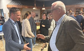 Es gibt Redebedarf in der Egge-CDU: Matthias Möllers (l.) bleibt zwar dank hauchdünner Mehrheit Bürgermeister, doch CDU-Urgestein Hermann Striewe fordert noch am Wahlabend Veränderungen in der Amtsführung beim Rathauschef. - Jens Reddeker
