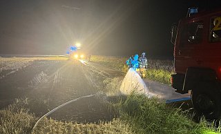 Mit viel Wasser hantierten die Feuerwehrleute in der Nacht zu Sonntag auf einem Stoppelfeld bei Ossendorf - mit Erfolg. - FFW Warburg