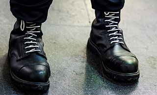 Mitglieder der Jugendclique tragen szenetypische Kleidung und Springerstiefel. | Symbolfoto - Christoph Reichwein/dpa