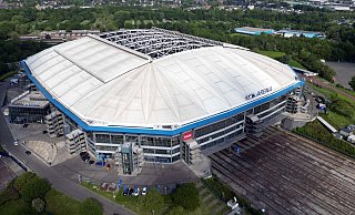 Die Dachmarke Merkur wird sowohl in der Veltins-Arena in Gelsenkirchen als auch im Live-TV über die LED-Bandenwerbung und Cam Carpets zu sehen sein. - Federico Gambarini/dpa