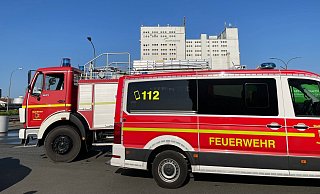 Feuerwehreinsatz in Minden: Am Montagmorgen rückten etliche Fahrzeuge in die Karlstraße aus, nachdem ein LKW Essigsäure verloren hatte. MT-Foto: - Janina Pietruschka