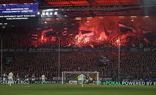 Bielefelds Fans zünden beim DFB-Pokalspiel gegen Werder Bremen Feuerwerk auf der Tribüne. - Friso Gentsch/dpa