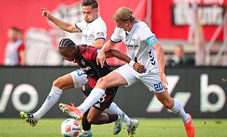Nürnbergs Mohamed Ali Zoma im Kampf um den Ball gegen die Paderborner Marcel Hoffmeier und Felix Götze (r). - dpa Nürnbergs Mohamed Ali Zoma im Kampf um den Ball gegen die Paderborner Marcel Hoffmeier und Felix Götze (r). - dpa