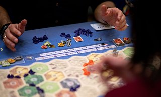 Im "Gimli-Store" in Bünde finden auch Spiel-Events statt. | Symbolbild - Fabian Strauch/dpa