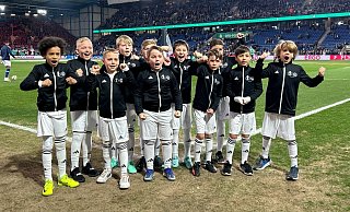 Einmal auf der Alm in der Schüco-Arena stehen: Für diese Kinder ist der Traum als Einlaufkind beim Halbfinale im DFB-Pokal wahr geworden. - Arminia Bielefeld