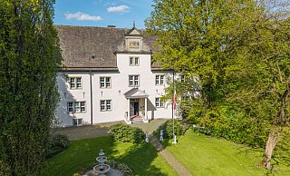 Das Schloss Alverdissen liegt mitten im Ortskern und ist ein wahrer Hingucker. Besitzer Rainer Terschluesen sucht schon lange nach einem Käufer. - Sotheby's International Realty