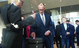 Friedrich Merz, CDU/CSU Fraktionsvorsitzender und CDU-Bundesvorsitzender, stimmt am 18. März über den ersten Entschließungsantrag ab. - Michael Kappeler/dpa Pool/dpa