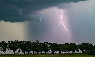 In Ostwestfalen-Lippe gab es gebietsweise kräftige Gewitter. - Patrick Pleul/dpa