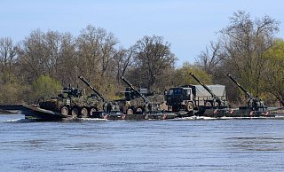 Eine Schwimmschnellbrücke vom Typ "Amphibie M3" des Pionierbrückenbataillons 130 aus Minden bei der Übung "Wettiner Schwert 2024". - Klaus-Dietmar Gabbert/dpa