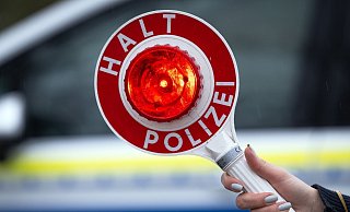 Beim Erblicken der polizeilichen Anhaltekelle machte die Frau einen erschrockenen Eindruck. So richtig einsichtig soll sie nach Angaben der Polizeibeamten aber nicht gewesen sein. - Soeren Stache/dpa