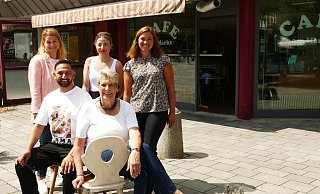 Freuen sich auf die Wiedereröffnung des Cafés am Markt: Manuela Handke (hintere Reihe v.l.), Sara Scardino und Julia Riesenberg sowie Afrin Avdija und Susanne Rutenkröger auf den alten, aber schönen Stühlen - Thorsten Mailänder