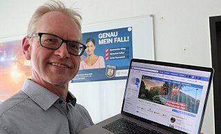 Polizeisprecher Jörg Niggemann zeigt die Facebook-Seite der Kreispolizei in Höxter. - Simone Flörke