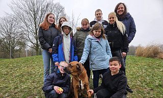 Alle freuen sich über Schulhund Oswald. Der tröstet, kuschelt und ist für die Schülerinnen und Schüler da. - Alexandra Stratmeier