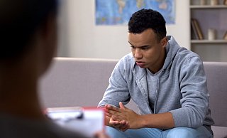 Probleme auch in jungen Jahren: Psychische Probleme sind keine Seltenheit. Darüber zu sprechen hilft, dass sie im Erwachsenenalter nicht zum manifestierten Problem werden. Ein Tabuthema sollte es auf jeden Fall nicht sein.  - istock