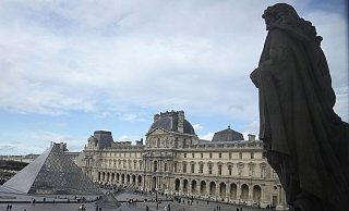 Auf das Pariser Museum Louvre ist ein Raubüberfall verübt worden. (Archivbild) - Thibault Camus/AP/dpa