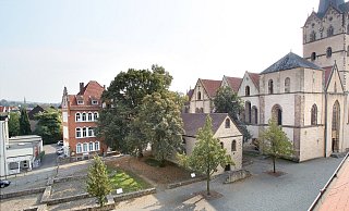 Nördlich des Münsters liegt die Ausgrabungsstätte des Reichsstiftes Herford. Die oberirdischen Grundmauern sind Rekonstruktionen. - NW-Archiv