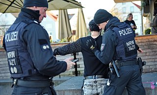 Polizeibeamte kontrollieren anlasslos Besucher des Kesselbrinks. Das dürfen sie nach dem Landespolizeigesetz nur an "gefährlichen Orten". - BARBARA FRANKE