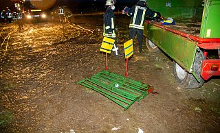 Einsatz bei Starkregen: Ein Mann stürzte bei Arbeiten von einem Anhänger und fiel in eine Frontladergabel. Foto: Michael Horst/Feuerwehr Porta - Feuerwehr Porta/Michael Horst
