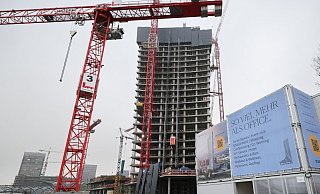 Seit Ende Oktober herrscht auf der Baustelle des Elbtowers Stillstand. - Christian Charisius/dpa