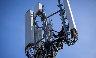 Ein Techniker führt Reparaturarbeiten an 5G-Antennen durch. - Daniel Karmann/dpa
