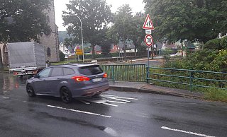 Seit vergangener Woche wird der aus Paderborn kommende Bundesstraßenverkehr ersatzweise durch Herste vorbei am Kindergarten geführt. - Burkhard Battran