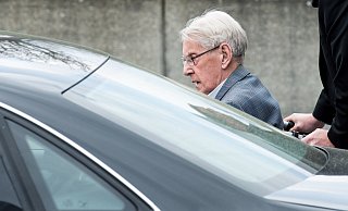 Prozess geht weiter: Der Angeklagte Reinhold Hanning wird nach einem Verhandlungstag in Detmold zu einem Auto geschoben. - dpa