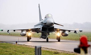 Deutsche Eurofighter sollen von Polen aus zum Schutz der Nato-Ostflanke beitragen. (Archivbild) - Hauke-Christian Dittrich/dpa