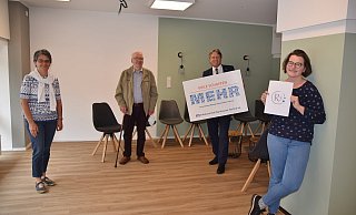 Patricia Dettmann, Gerhard Uphaus, Volker Stein (Volksbank) und Greta Brinkmann schauen sich in den neuen Räumen der Landeskirchlichen Gemeinschaft um. - Mareike Patock