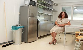 Für die Fotos zeigt Christiane Vornholt eine noch ungenutzte Wohnung in der Unterkunft am Bachweg. Die Küchenzeile ist aus Edelstahl, damit sie besser gereinigt werden kann. Bis zu acht Menschen teilen sich eine Küche, die zugleich als einziger Gemeinschaftsraum dient. - Sigurd Gringel