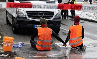 Zwei Klimaaktivisten während einer Protestaktion der Gruppe "Letzte Generation" in München. - Peter Kneffel/dpa